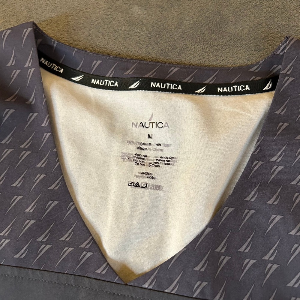 Nautica Gray Print Scrub Top Medical Uniform Shirt Womens Size M‎ Medium V-neck